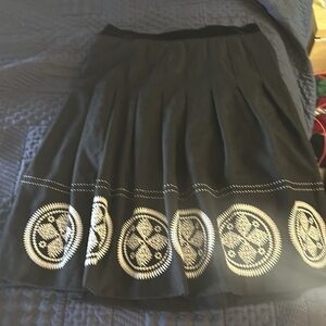 Tory Burch black wool lined skirt with white embroidery’s details 
Size 10